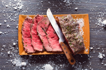 Carne de res asada en una corteza de sal