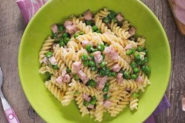 Fusilli con crema jamón y guisantes