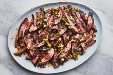 Bistec de falda con salsa verde de cebollino a la parrilla
