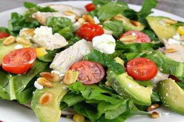 Ensalada de espinacas con pollo aguacate y queso de cabra