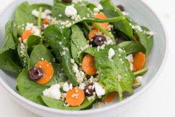 Ensalada mediterránea de baby espinacas