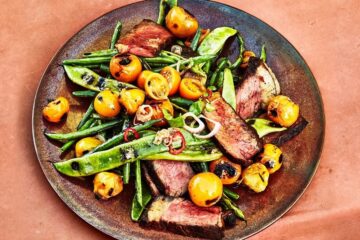 Filete de tira a la parrilla con tomates y judías verdes.