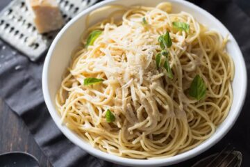 Pasta con ajo y queso