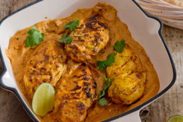 Pollo Tandoori con salsa de cúrcuma y chapati