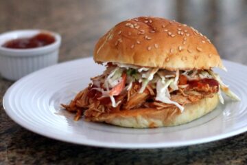 Pollo desmenuzado para sándwiches
