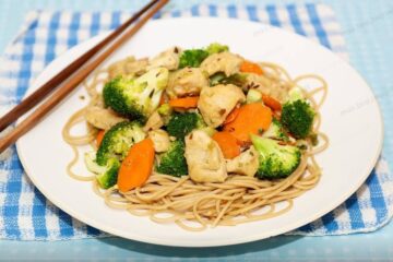 Pollo oriental y verduras salteadas