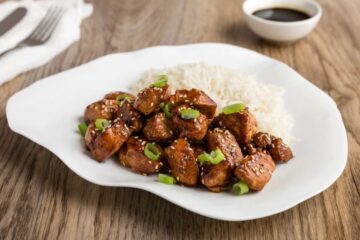 Pollo teriyaki con arroz basmati y cebolla fresca