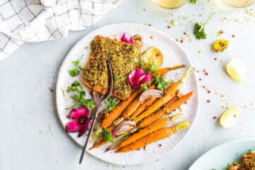 Salmón con corteza de pistacho y zanahorias glaseadas