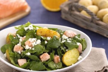 Ensalada de espinacas con salmón patatas y queso feta
