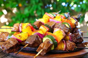 Brochetas de carne hawaiana a la parrilla