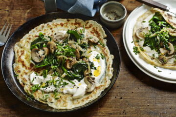 Panqueques de espinaca, hongos silvestres y gruyere