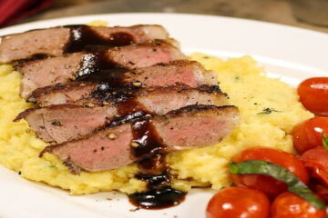 Bistec balsámico con polenta y tomates asados