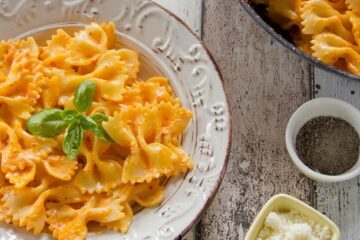 Mariposas con crema de pimientos y queso gorgonzola