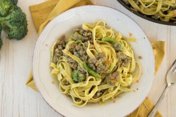 Pasta con brócoli y salchicha