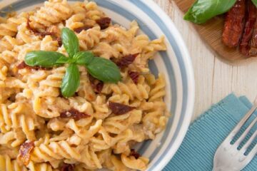 Pasta con pesto de atún, tomates secos y philadelphia