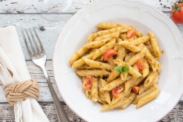 Pasta fría con tomate cherry y crema de albahaca