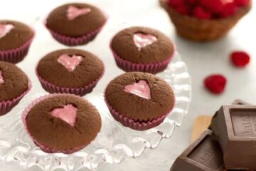 Cupcakes de chocolate con un corazón rosa