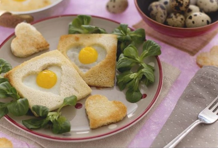 Huevos de codorniz en un corazón de pan